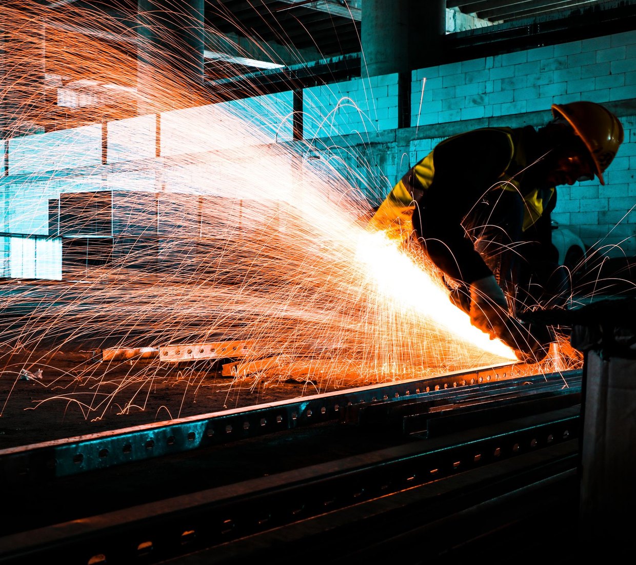 Metacut atölyesinde metal kesim yapan usta